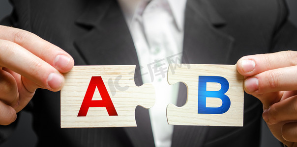 服务类产品摄影照片_一个人用字母 A 和 B 连接拼图。A/B 测试营销研究方法。