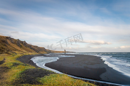 冰岛火山柱的 Hvitserkur 岩层沿着黑沙滩和长满悬崖