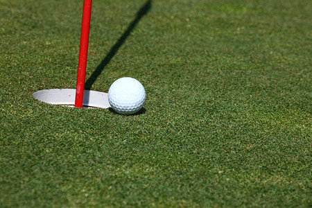 高尔夫运动摄影照片_瑞士黄金球场上的高尔夫运动