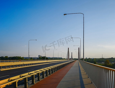 千禧年摄影照片_弗罗茨瓦夫巨大千年桥上的红灰路面