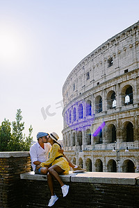 年轻夫妇中年在意大利罗马城市旅行，意大利欧洲，意大利罗马斗兽场体育馆建筑