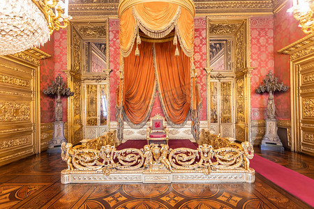 老王座室内与椅子在豪华宫殿里。