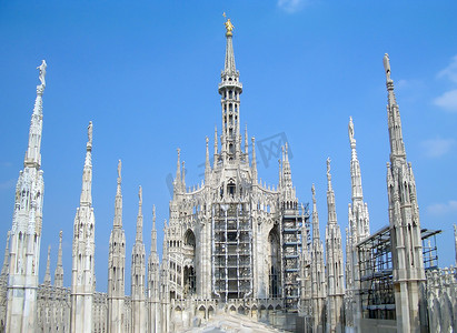 米兰哥特式大教堂屋顶上的麦当尼娜雕像