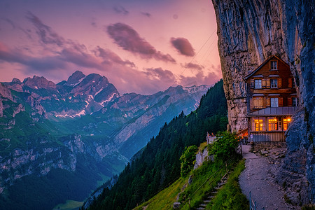 房屋山摄影照片_瑞士阿尔卑斯山和埃舍尔悬崖下的一家山地餐厅，从瑞士阿彭策尔地区的埃本纳尔普山欣赏埃舍尔悬崖