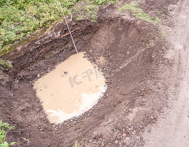 带地下水入口和测量杆​​的开挖坑，aeria