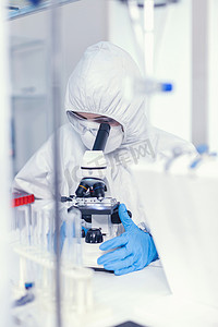 实验室工程师正在进行新冠疫苗实验