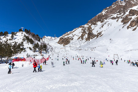 AZAU，俄罗斯- 2月22日：很多人在厄尔布鲁士山滑雪，2015年2月22日，Azau，俄罗斯。