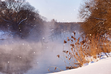 阳光雪花摄影照片_太阳和雪花。