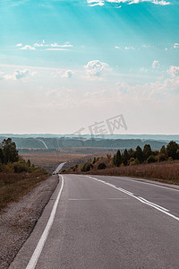 道路蓝色摄影照片_笔直的道路，有标记，通向远方