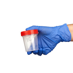 尿标本摄影照片_手拿着一个带红色盖子的透明塑料罐，用于尿液