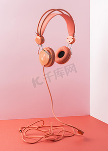 粉色耳机与电缆飞舞。