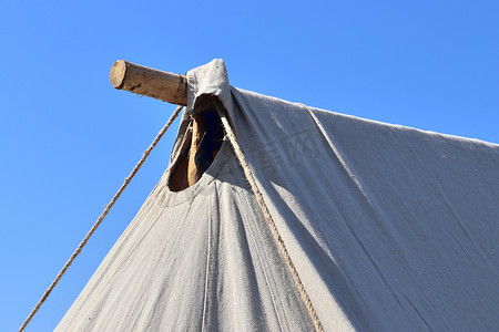 蓝天前用木头和布料制成的旧维京帐篷