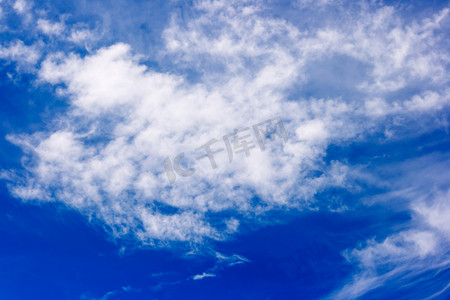 在蓝天,背景的白色浪花云
