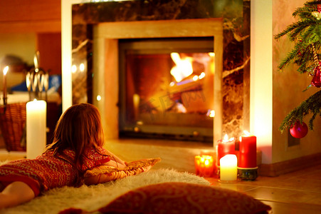 圣诞节壁炉旁快乐的小女孩