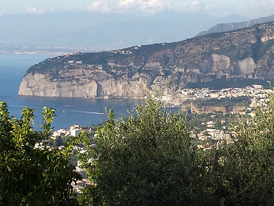 从空中俯瞰意大利索伦托和那不勒斯湾的海岸线 — 该地区以柠檬和柠檬酒的生产而闻名 — 意大利