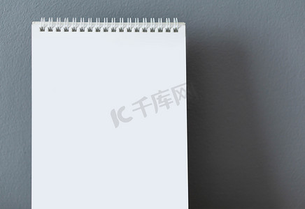 灰色背景的空白桌面日历