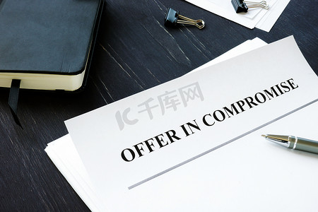 offer谈判摄影照片_IRS Offer in Compromise OIC 协议和笔。