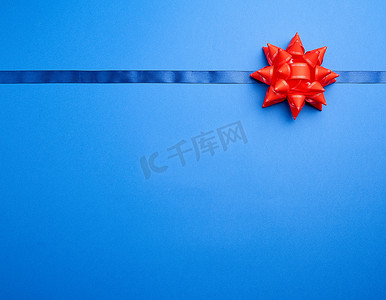 深蓝色丝带和蓝色背面打结的大红色蝴蝶结