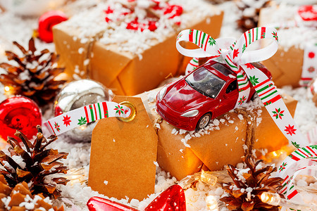 圣诞节和新年背景与玩具车礼物与丝带和明确的标签。