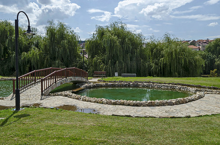 欧洲马其顿 Maleshevo 和 Osogovo 山脉之间的 Delchevo 镇，拥有美丽的人工池塘和桥梁的公共花园景观