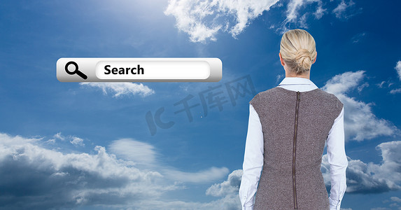 女商人的后视图在多云的天空下看着搜索栏图标