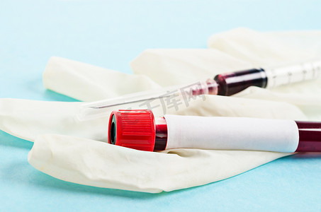 抽取血液进行筛查测试。