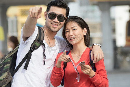 年轻男女摄影照片_亚洲年轻男女背包客旅行的肖像情侣