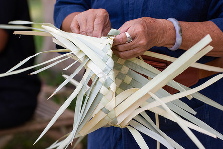 日常维护须知摄影照片_村民们将竹条编织成不同形式，供泰国曼谷社区民众日常使用的器具，泰国手工制品。