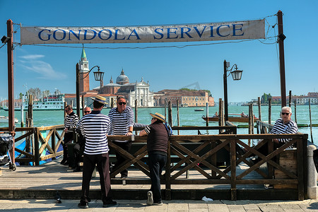 贡多拉船夫在威尼斯圣马可广场等待顾客的贡多拉服务