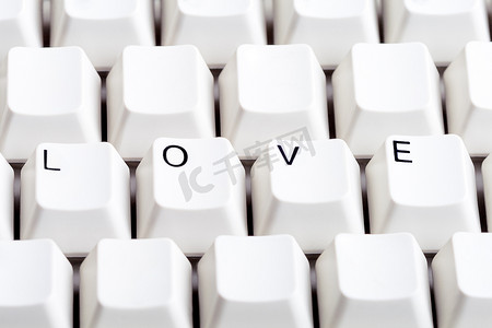 计算机键盘上的 Word 爱与其他按钮上的空白空间。