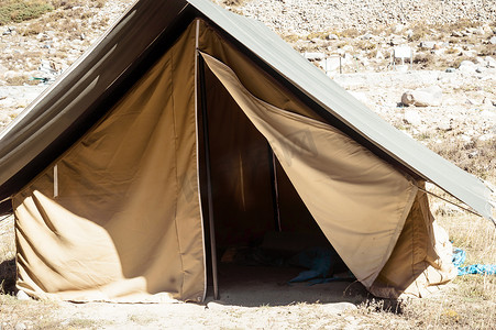 夏季在山区河谷附近安装轻型背包登山帆布帐篷的露营区，帮助游客在雨天和夜间寒冷的天气中保持舒适的大自然。