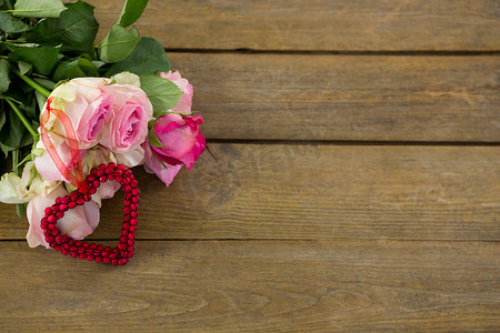 木板上的一束粉红玫瑰