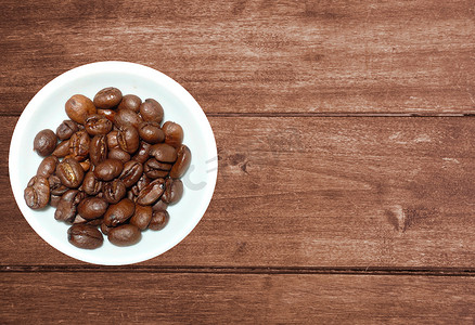 质朴的木质背景中的各种茶叶和咖啡豆