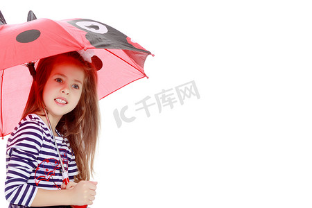 躲在雨伞下的小女孩。