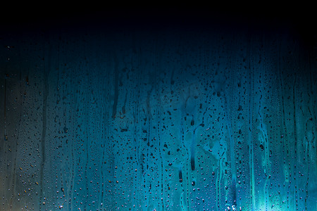 夜间湿玻璃深青蓝色到黑色渐变背景，带水滴和污迹