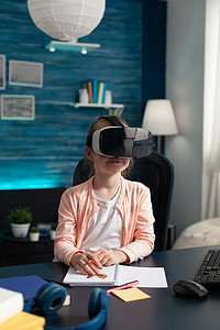 幼儿戴着 VR 眼镜学习课程