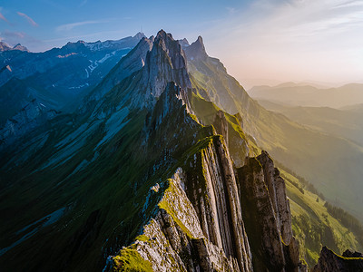 舍弗勒 Altenalptuerme 山脊瑞士阿尔卑斯坦高山阿彭策尔内罗登瑞士，瑞士阿尔卑斯坦山脉阿彭策尔雄伟舍弗勒峰的陡峭山脊，雾覆盖了 Seealpsee 山谷