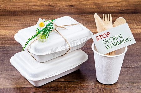 带有停止全球变暖标签的可生物降解食品盒。