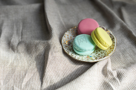 传统的法式彩色马卡龙饼干放在木桌上，柔和的颜色马卡龙供下午茶或咖啡使用