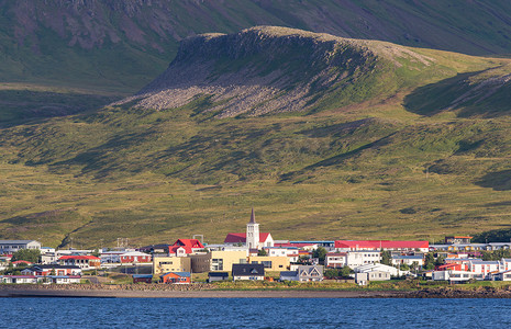 冰岛 Kirkjufell 山附近的格伦达菲厄泽 (Grundarfjordur) 市。