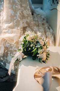 桌上有玫瑰的婚礼花束。婚礼上的装饰