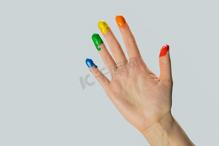 一只手的特写视图，指尖上有油漆。