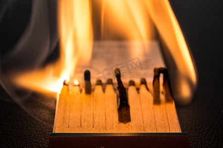 带火柴和火焰的火柴棒字母