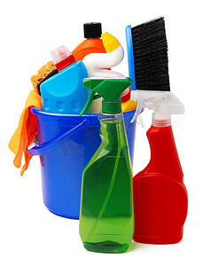 白色背景塑料桶中的液体洗涤剂和清洁用品