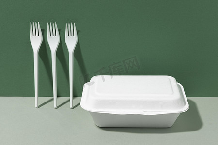 白色塑料叉子快餐容器。
