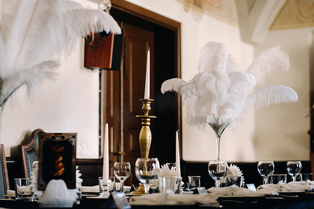 古城堡婚礼之夜装饰的节日餐桌