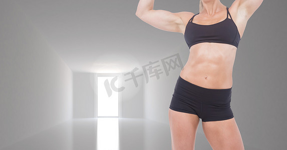 健身会馆摄影照片_女性健身躯干对空房间的合成图像