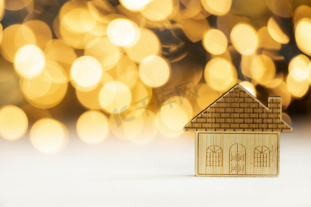 金色闪亮波克背景的小图标屋，投资抵押房地产概念