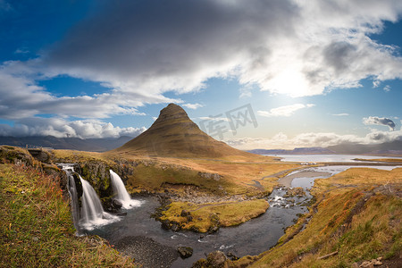 冰岛 Kirkjufell Kirkjufellsfoss 瀑布和美丽蓝天下的名山