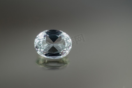 钻石发光摄影照片_闪闪发光的椭圆形钻石特写